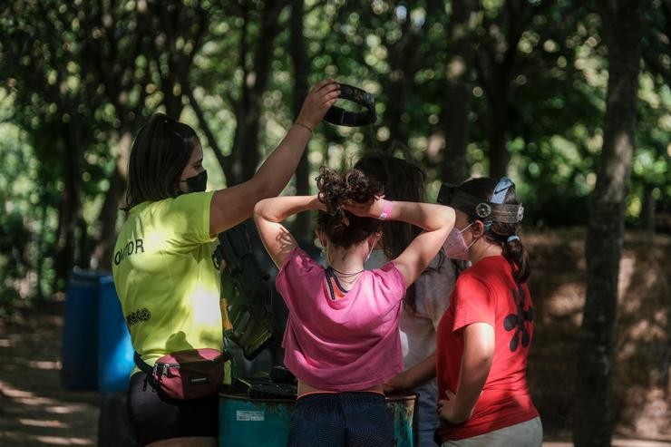 Nenos nun campamento, a 13 de xuño de 2021, na Coruña, Galicia, (España). As últimas medidas da Xunta de Galicia permiten -aos campamentos de verán ter unha capacidade máxima de ata un 70 por cento da súa capacidade, sempre que se respecte a. César Arxina - Europa Press