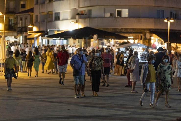 Varias persoas pasean en Sanxenxo (Pontevedra).. Beatriz Ciscar - Europa Press