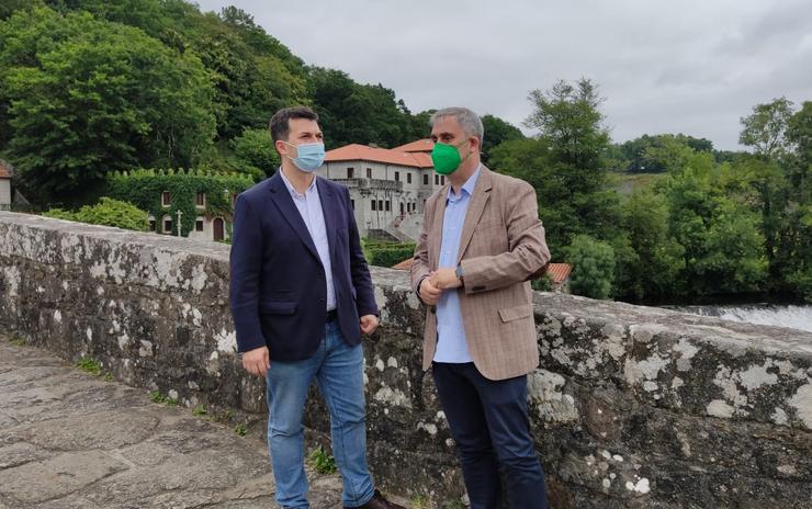 O secretario xeral do PSdeG, Gonzalo Caballero, xunto ao alcalde de Ames (A Coruña), Blas García, en Ponche Maceira. PSDEG 