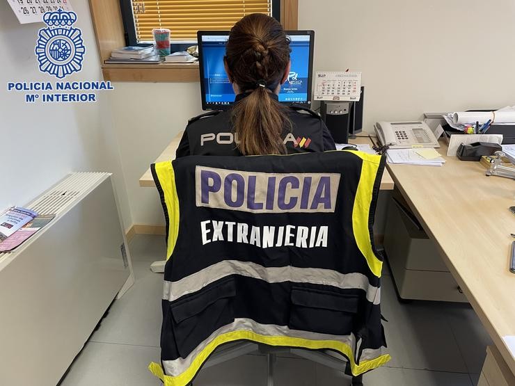 Dous detidos en Santiago por estafar a estranxeiros facéndose pasar por avogados que podían facilitar a súa regularización.. POLICÍA NACIONAL / Europa Press