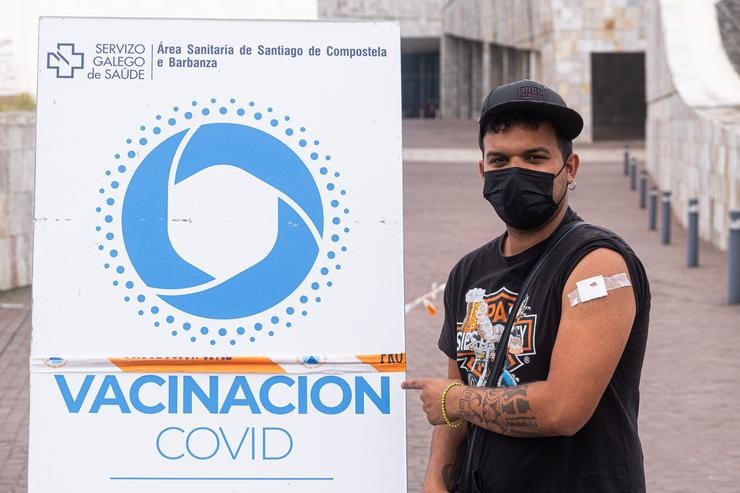 O presidente da Xunta, Alberto Núñez Feijóo, anunciou este xoves a apertura da autocita para vacinarse destinada aos adolescentes de 16 a 19 anos. Xa arrincou este xoves  a vacinación en Santiago cos menores de 29 anos.. CÉSAR ARXINA