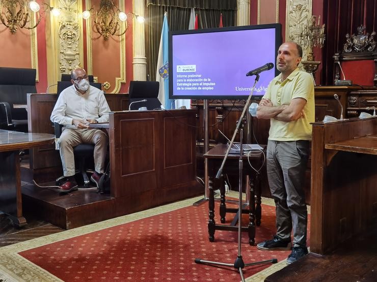 O alcalde de Ourense, Gonzalo Pérez Jácome, xunto co profesor Andrés Mazaira presentando un informe.. CONCELLO DE OURENSE / Europa Press