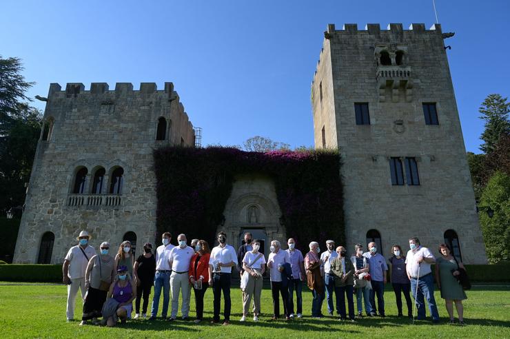 Representantes de colectivos de memoria histórica e vítimas do franquismo, durante a súa visita aos xardíns do Pazo de Meirás o día da súa reapertura ao público, a 1 de xullo de 2021, en Sada /M. Dylan - Europa Press.