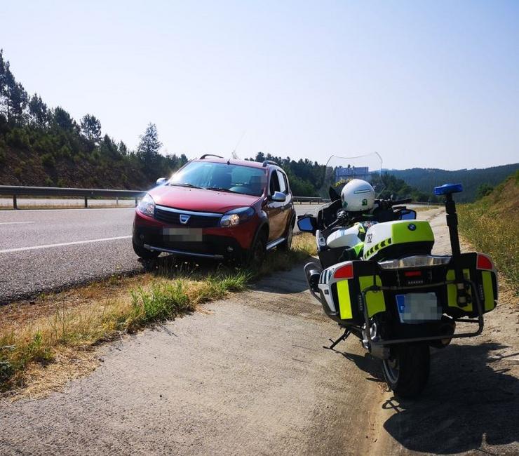 A Garda Civil intercepta a un condutor septuaxenario que circulaba en sentido contrario pola A-75 en Verín (Ourense).. GARDA CIVIL 