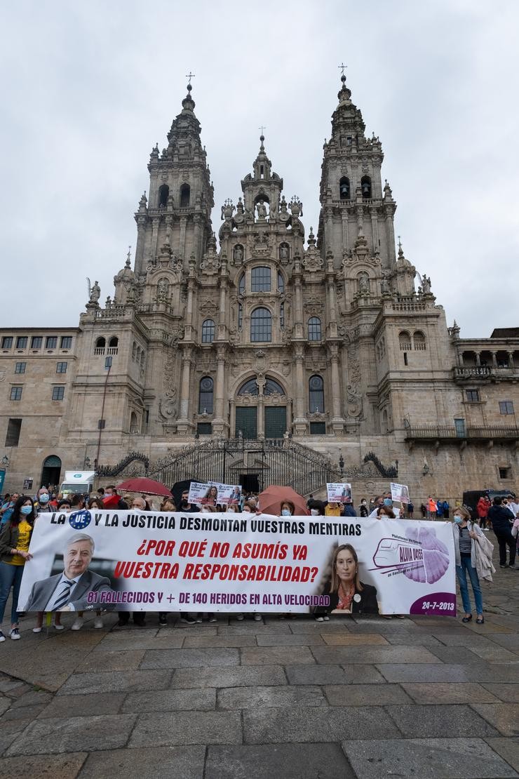 Vítimas e familiares do accidente ferroviario de Angrois (Santiago), maniféstanse para reclamar unha investigación independente sobre as causas do sinistro ferroviario.. César Arxina - Europa Press / Europa Press