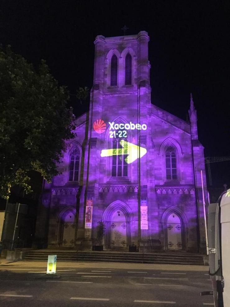 Igrexa de Saint James de Dublín iluminada co símbolo do Xacobeo 2021-22.. XUNTA