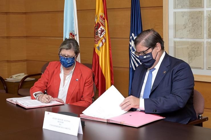 A conselleira do Mar, Rosa Quintana, asina un convenio de colaboración co reitor da Universidade da Coruña, Xullo Abalde.. MONCHO FONTES / Europa Press
