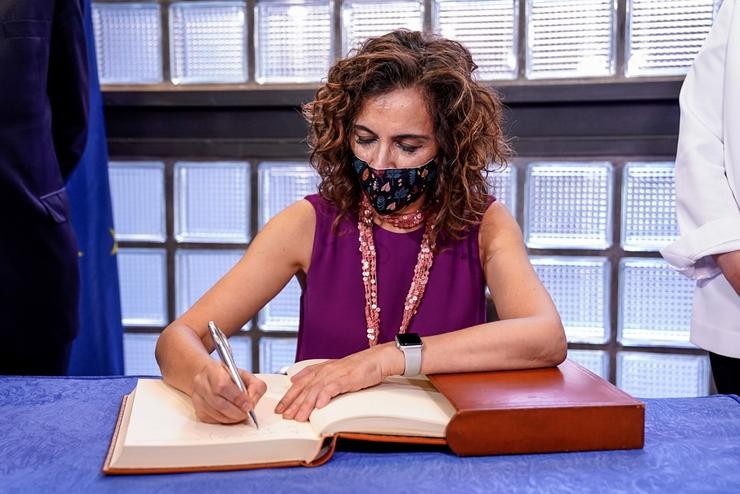 A ministra de Facenda e Función Pública, María Jesús Montero, asina o libro de visitas durante clausúraa da xornada sobre 