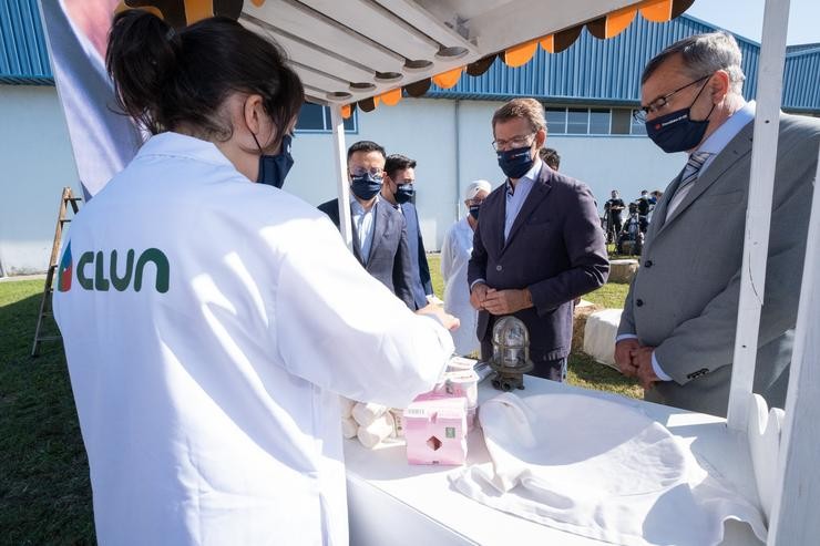 O presidente da Xunta, Alberto Núñez Feijóo, e o conselleiro do Medio Rural, José González, visitan a fábrica de Clesa, en Caldas de Reis (Pontevedra).. XUNTA 