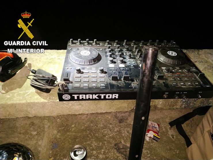 Material intervido pola Garda Civil, que desmantelou unha festa ilegal de mozas en Culleredo (A Coruña).. GARDA CIVIL