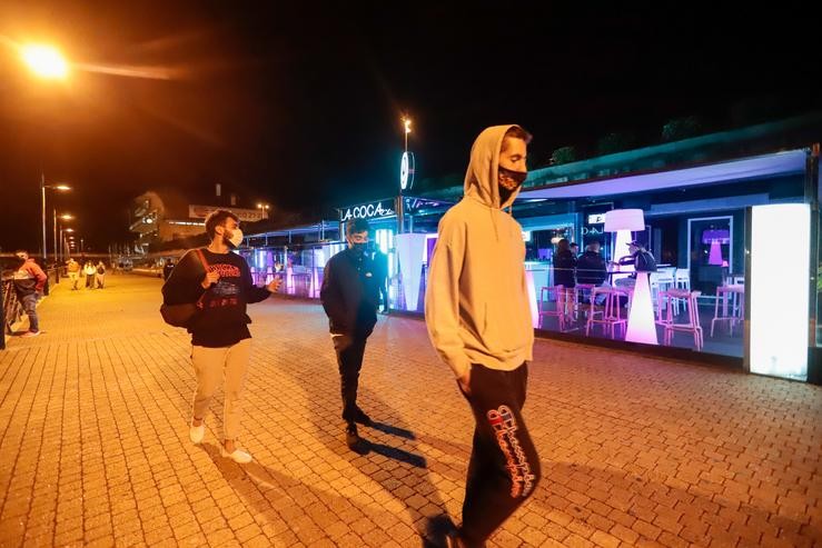 Mozos pasean por unha zona de locais de lecer nocturno en Sanxenxo.. Marta Vázquez Rodríguez - Europa Press / Europa Press