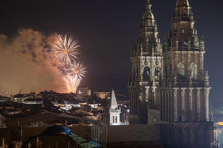Lumes do Apostol lanzados pola celebración do Día de Galicia a 24 de xullo de 2021, en Santiago de Compostel / César Arxina - Europa Press / Europa Press
