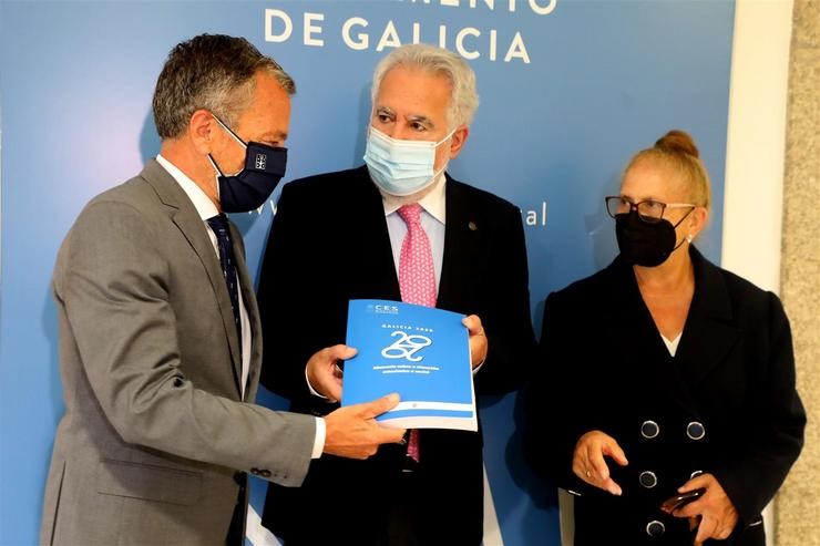 O presidente do CES, Agustín Hernández, entrega a memoria de 2020 da entidade ao titular do Parlamento galego, Miguel Santalices. PARLAMENTO