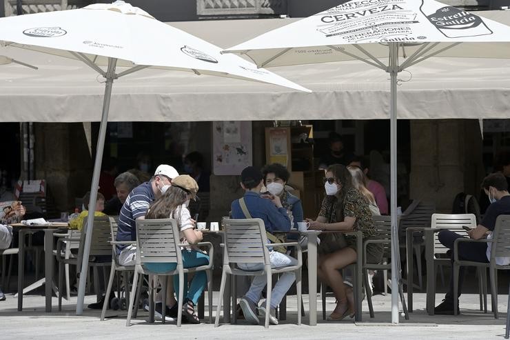 Arquivo - Varias persoas na terraza dun bar, a 29 de maio de 2021, na Coruña, Galicia (España). A partir da noite deste sábado, en toda Galicia están permitidas as reunións de dez persoas en exteriores e de seis en interiores, tanto na. M. Dylan - Europa Press - Arquivo