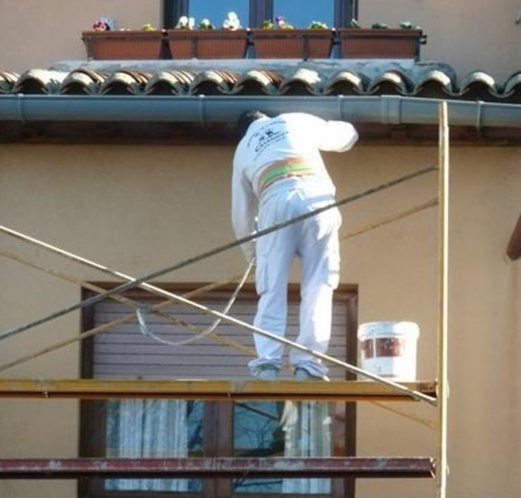Arquivo - Albanel traballando nunha casa. EUROPA PRESS - Arquivo 