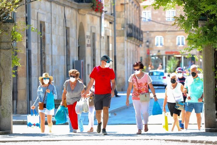 Un grupo de persoas pasea polo recinto onde se adoita celebrar a Festa do Albariño, a 28 de xullo de 2021, en Cambados, Pontevedra.. Beatriz Ciscar - Europa Press / Europa Press