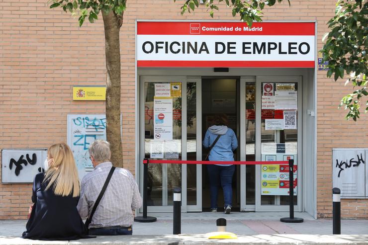 Unha muller entra a unha oficina do SEPE, o día no que se coñeceron os datos de paro de maio, a 2 de xuño de 2021, en Madrid (España).. Marta Fernández Xara - Europa Press / Europa Press