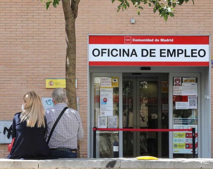 Dúas persoas sentadas fronte a unha oficina do SEPE, o día no que se coñeceron os datos de paro de maio, a 2 de xuño de 2021, en Madrid (España).. Marta Fernández Xara - Europa Press