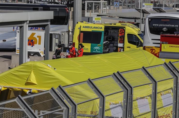 Dispositivo de seguridade ante a chegada ao porto de Valencia do ferry onde viaxaban 165 dos mozos que estiveron confinados no 'hotel ponte' Palma Bellver de Palma de Mallorca por un ?macrobrote? de coronavirus.. Rober Solsona - Europa Press 