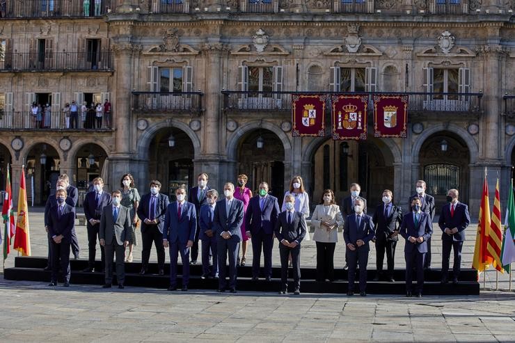 O presidente do Goberno, Pedro Sánchez (3i), e o rei Felipe V (4i), pousan xunto a todos os presidentes autonómicos de España, salvo o presidente da Generalitat de Cataluña.. Jesús Hellín - Europa Press 