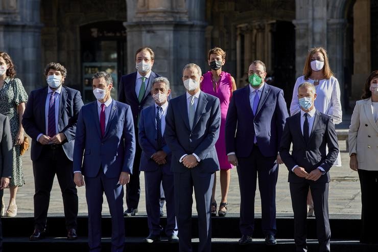 O presidente do Goberno, Pedro Sánchez (2i), e o rei Felipe V (3i),  xunto a todos os presidentes autonómicos de España, salvo o presidente da Generalitat de Cataluña, para a foto de familia da XXIV Conferencia de Presidentes en Salaman. Jesús Hellín - Europa Press