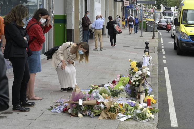 Unha moza achégase ante o altar colocado na beirarrúa onde foi golpeado Samuel, o mozo asasinado na Coruña o sábado 3 de xullo, a 6 de xullo de 2021, na Coruña / M. Dylan - Europa Press.