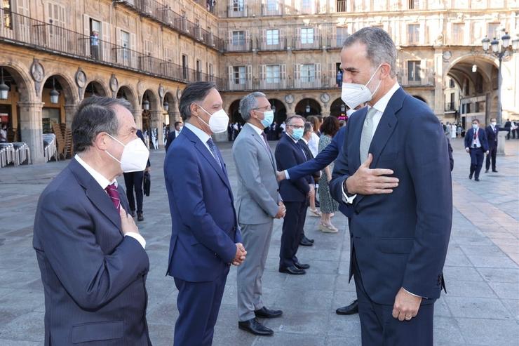 O presidente da FEMP saúda ao Rei Felipe V en Salamanca. FEMP / Europa Press