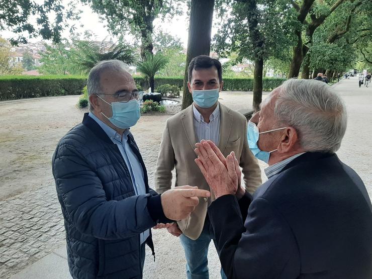 O alcalde de Santiago, Xosé Sánchez Bugallo, atende as demandas dun cidadán que se lle achegou tras un acto co secretario xeral do PSdeG, Gonzalo Caballero 