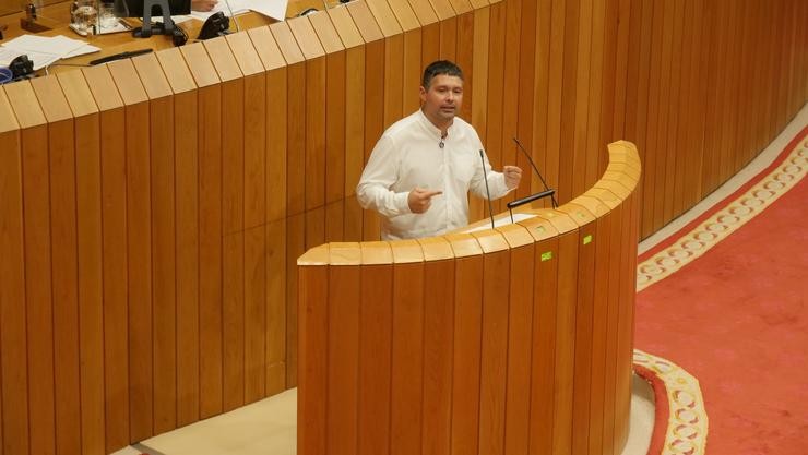 O deputado nacionalista Manuel Lourenzo na tribuna do pleno do Parlamento galego. BNG 