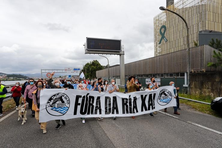 Decenas de persoas cunha pancarta na que se le: `Fóra dá ría xa!´, durante unha manifestación contra Ence, a 4 de xullo de 2021, en Vigo, Pontevedra, Galicia (España). A convocatoria partiu das alamedas de Marín e Pontevedra ata a porta. Marta Vázquez Rodríguez - Europa Press 