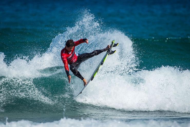 Arquivo - O surfeiro brasileiro Deivid Silva na praia de Pantín (A Coruña). DAMIEN POULLENOT - Arquivo / Europa Press