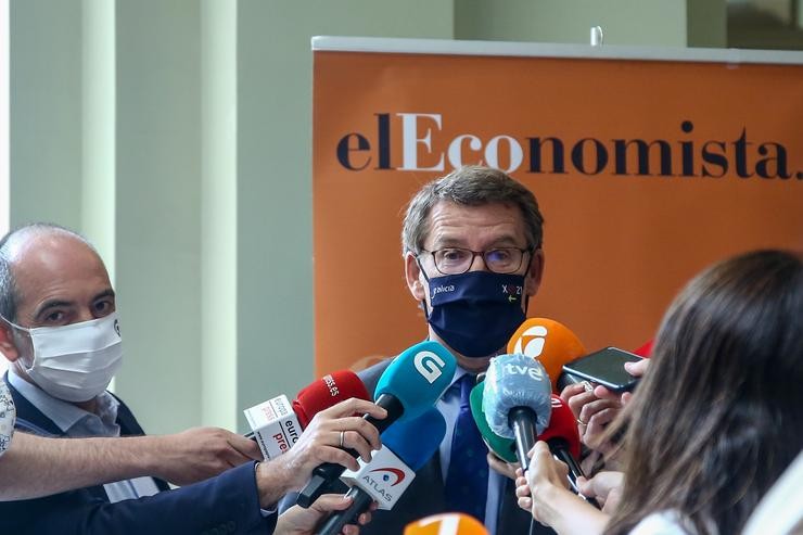 O presidente da Xunta de Galicia, Alberto Núñez Feijóo, ofrece declaracións aos medios de comunicación durante a inauguración da xornada 