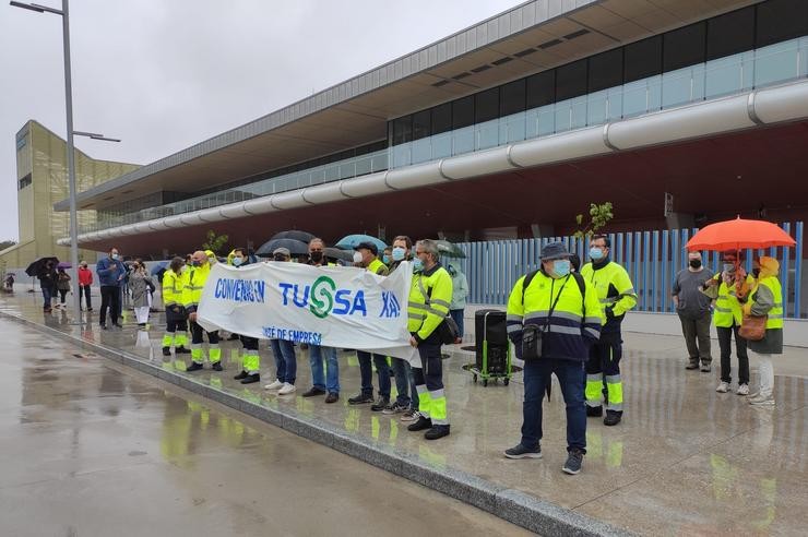 Traballadores de Tussa concéntranse ante a intermodal de Santiago. REMITIDA (CIG) 