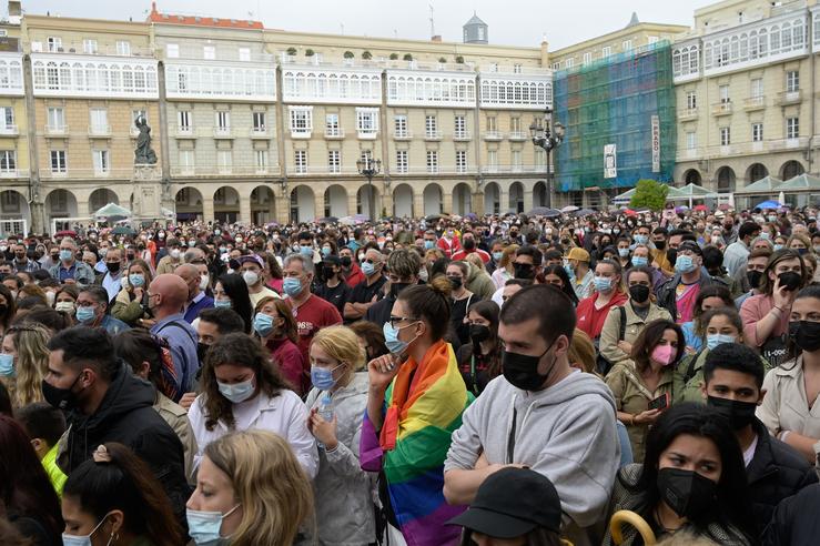 Concentración na praza de María Pita da Coruña convocada por colectivos LGTBI para reclamar xustiza para Samuel, o mozo que recibiu unha malleira mortal na Coruña 