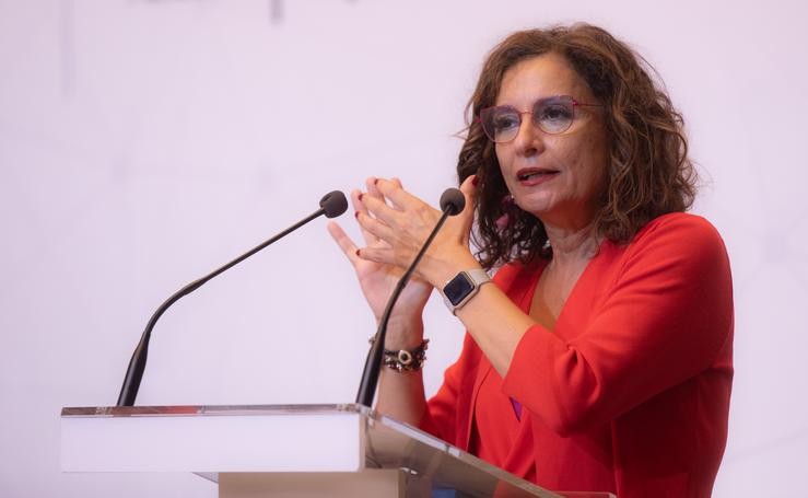A ministra de Facenda e portavoz do Goberno, María Jesús Montero, durante a súa intervención nos Encontros SER Andalucía onde foi presentada polo alcalde de Sevilla e candidato do PSOE-Á a Presidencia da Xunta, Juan Espadas. A 01 de jul. María José López - Europa Press
