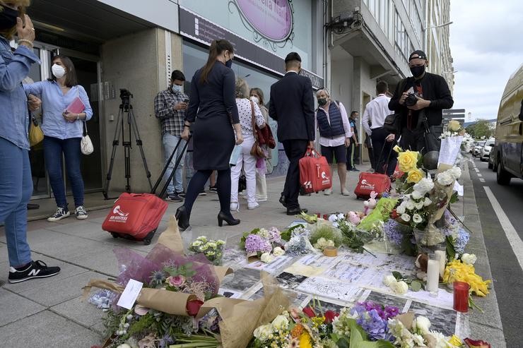 Varias persoas pasan á beira do altar colocado na beirarrúa onde foi golpeado Samuel, o mozo asasinado na Coruña o pasado sábado 3 de xullo.. M. Dylan - Europa Press 