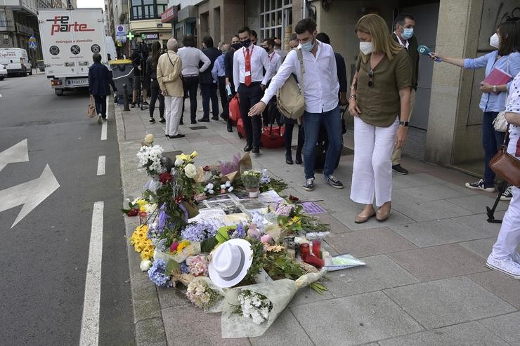 Varias persoas observan o altar colocado na beirarrúa onde foi golpeado Samuel, o mozo asasinado na Coruña o pasado sábado 3 de xullo, a 6 de xullo de 2021, na Coruña, Galicia, (España). Familiares, amigos, e veciños organizaron este altar com. M. Dylan - Europa Press 