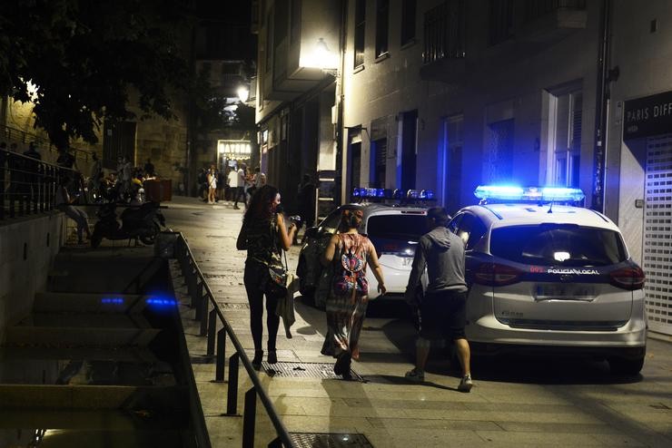 Dous vehículos da Policía Local no parque das Mercedes, nun control policial para evitar botellóns e aglomeracións,  en Ourense 