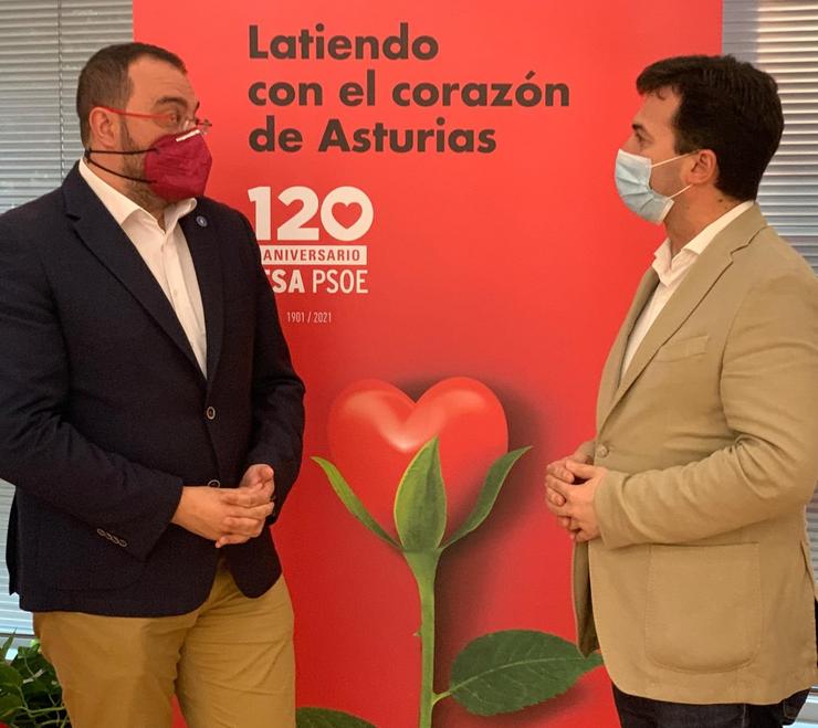 Adrián Barbón e Gonzalo Caballero, na sede da FSA-PSOE 