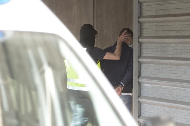 Un axente leva arrestado un dos acusados para declarar como presunto autor da malleira que causou a morte a Samuel Luiz na Coruña o pasado 3 de xullo, a 9 de xullo de 2021, na Coruña / M. Dylan - Europa Press.