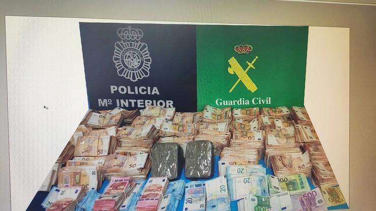 Diñeiro e alixos de cocaína incautados na operación 'Area Negra - Vieira' da Policía Nacional e a Garda Civil.. MINISTERIO DO INTERIOR 