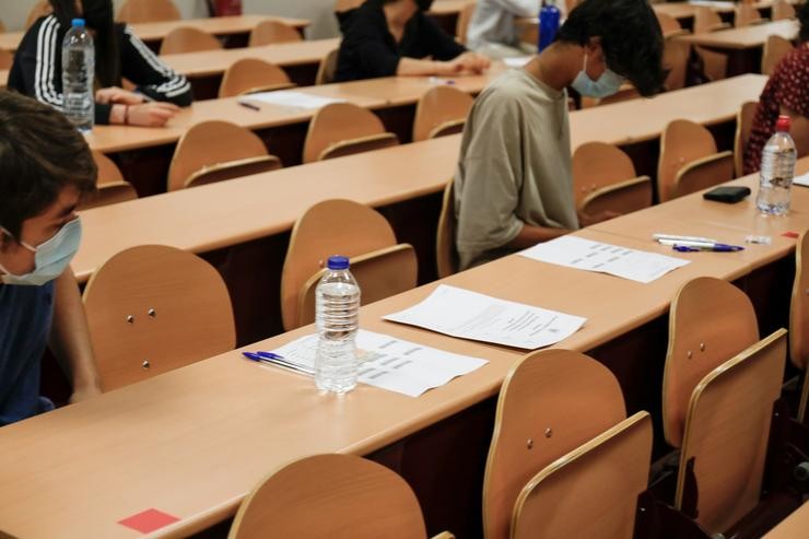 Un grupo de estudantes durante a convocatoria extraordinaria da Avaliación do Bacharelato para o Acceso á Universidade (EBAU), a 6 de xullo de 2021, en Madrid, (España). Un total de 6.213 alumnos preséntanse a partir deste martes a convócaa. Cézaro De Luca - Europa Press 