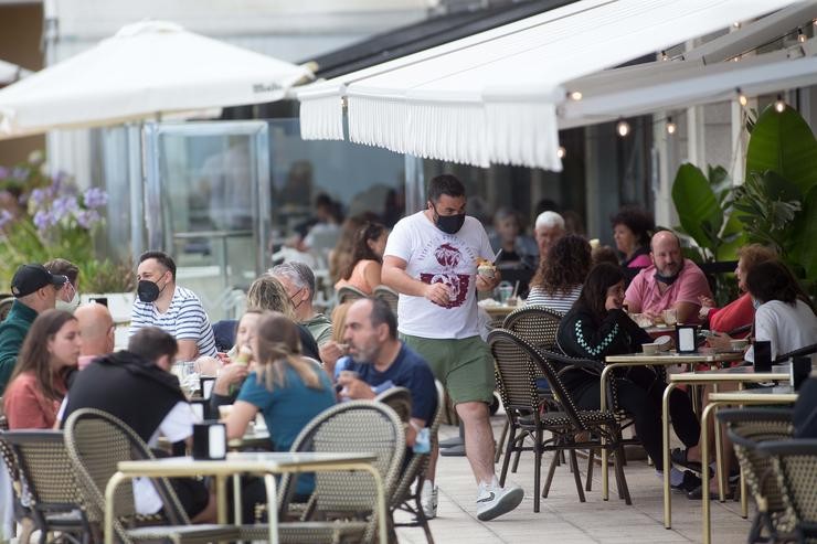 Clientes nunha terraza na Mariña lucense 