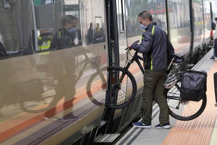 Arquivo - Un home na estación de tren de Santiago de Composteja. Álvaro Ballesteros - Europa Press - Arquivo / Europa Press