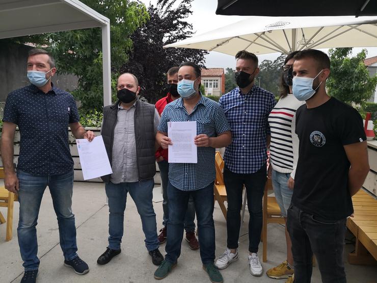 En Santiago, un grupo de hostaleiros encabezados pola representación das empresas A Nave de Vidán SL, Noavero SL, Antealtares Compostela SL e Lucía Vázquez do Bar Bicoca explican en rolda de prensa o recurso presentado ante o TSXG para a suspensió