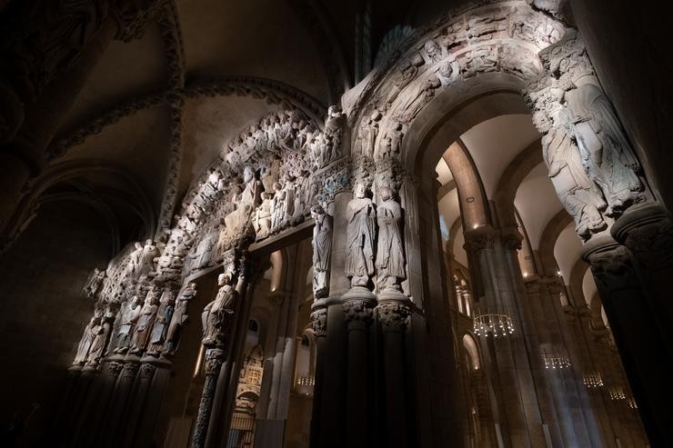 O Pórtico da Gloria durante unha visita guiada nocturna na Catedral de Santiago de Compostela / César Arxina - Europa Press.