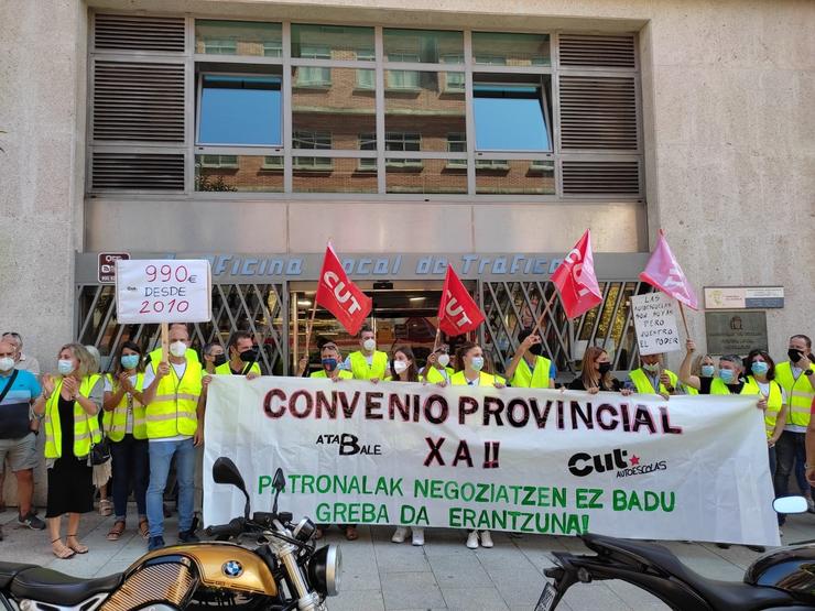 Traballadores de autoescolas da provincia de Pontevedra, concentrados ante a sede da DXT en Vigo con motivo da folga convocada para reclamar melloras laborais e un convenio propio.. CUT / Europa Press