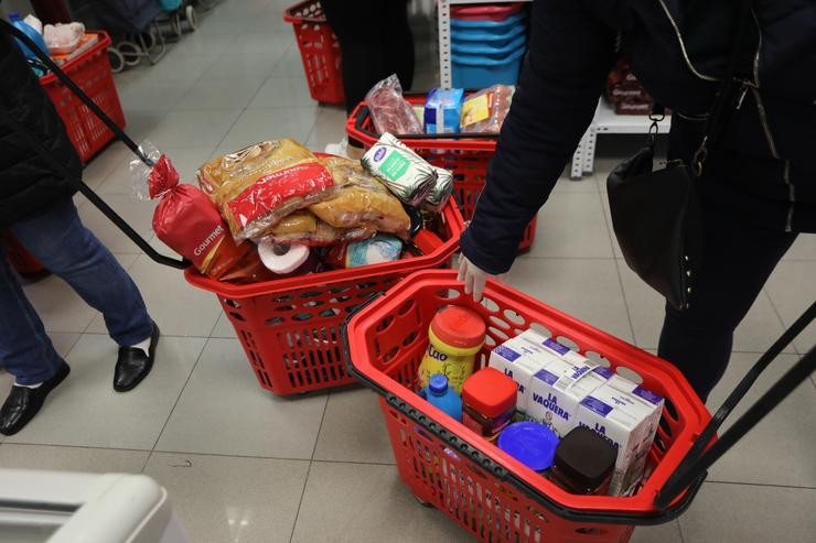 Arquivo - Detalle da cesta da compra de persoas que acoden ao economato solidario de Cáritas situado na rúa Bravo Murillo de Madrid durante o inicio da cuarta semana do estado de alarma decretado a consecuencia do coronavirus.. Marta Fernández - Europa Press - Arquivo