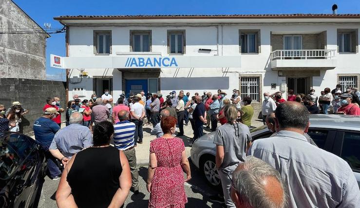 Concentración diante da sucursal de Abanca en Baíñas 