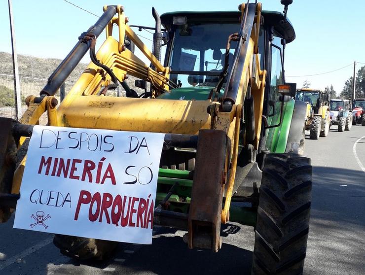 Imaxe dunha protesta da veciñanza de Touro contra a minaría / Ecoloxistas en Acción